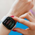 Jak ładować smartwatch bez konieczności używania ładowarki?