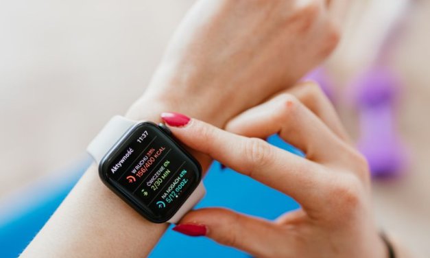 Jak ładować smartwatch bez konieczności używania ładowarki?