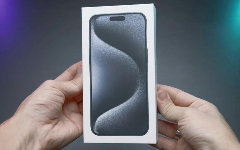 Telefon w opakowaniu. Zalety i wady iPhone'a 15 i iPhone'a 15 Plus