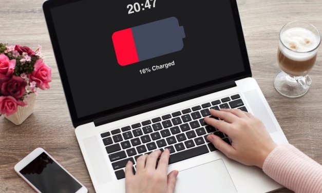Laptop nie ładuje baterii? Sprawdź, co zrobić z ładowarką!