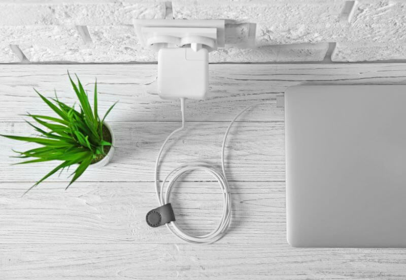 ładowanie baterii do laptopa