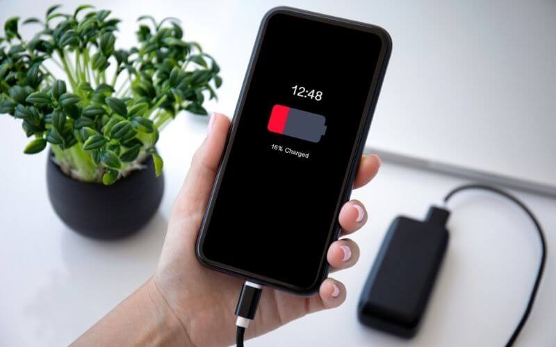 Telefon traci baterię w trybie czuwania – jak sprawdzić przyczynę?