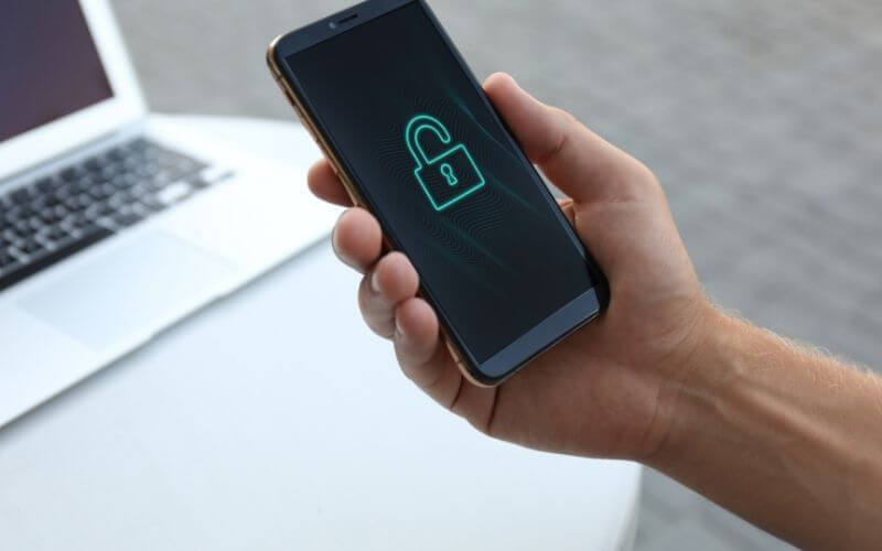 Telefon traci baterię w trybie czuwania, jak sprawdzić przyczynę?