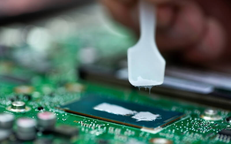 Czy warto wymienić pastę w laptopie poleasingowym Zalety, ograniczenia i werdykt