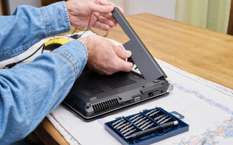 Czy bateria w laptopie poleasingowym podlega gwarancji? Zalety, ograniczenia i werdykt