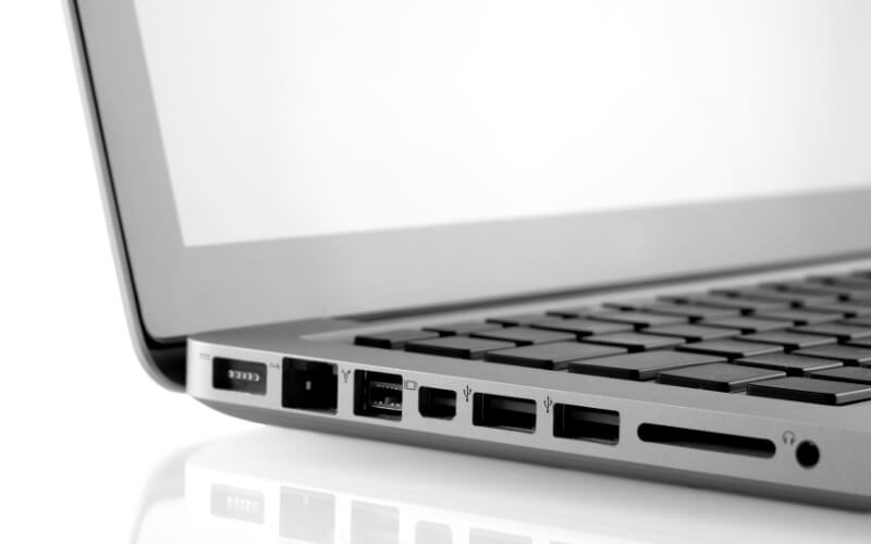 Jak przetestować porty w laptopie poleasingowym? Praktyczny poradnik krok po kroku