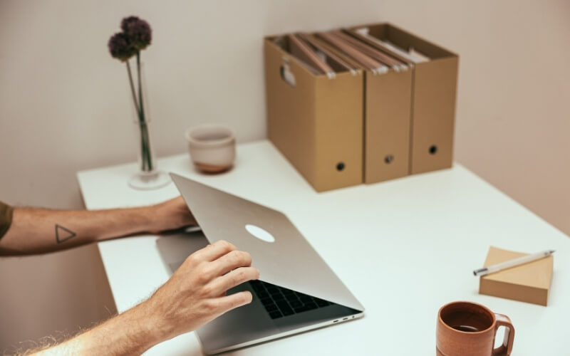 Jak przygotować laptop poleasingowy do pierwszego użycia Praktyczny poradnik krok po kroku