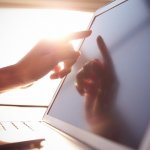 Używany laptop biznesowy z ekranem dotykowym czy warto – różnice i wybór bez przepłacania