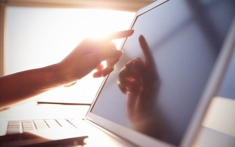 Używany laptop biznesowy z ekranem dotykowym czy warto – różnice i wybór bez przepłacania