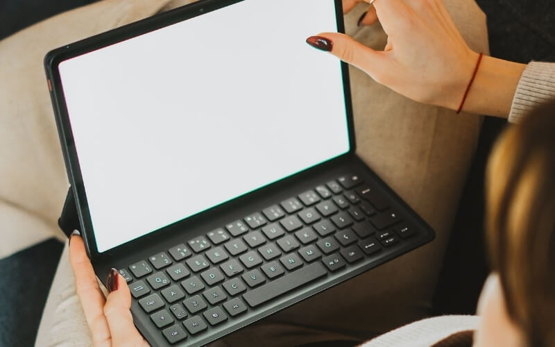 Używany laptop biznesowy z ekranem dotykowym czy warto – różnice i wybór bez przepłacania